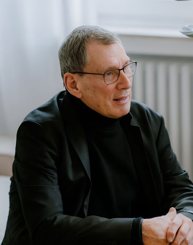 Älterer Herr erzählt seine Geschichte